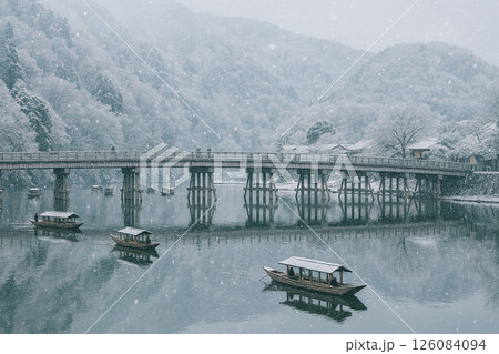 雪景色の渡月橋 126084094