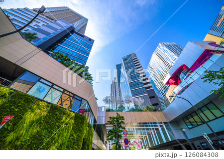 日本の東京都市景観 5月。渋谷サクラステージSHIBUYAタワーや渋谷ストリームなどを望む 126084308
