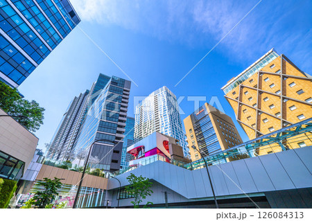 日本の東京都市景観 5月。渋谷サクラステージSHIBUYAタワーや渋谷ストリームなどを望む 126084313