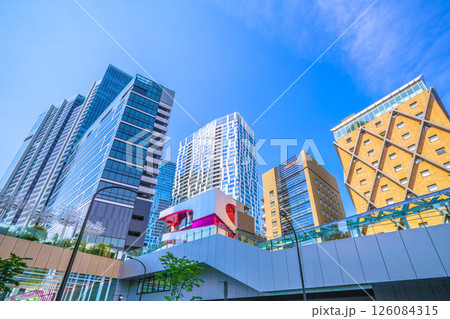 日本の東京都市景観 5月。渋谷サクラステージSHIBUYAタワーや渋谷ストリームなどを望む 日本の東京都市景観 5月。渋谷サクラステージSHIBUYAタワーや渋谷ストリームなどを望む 126084315