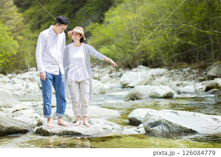 河原で水遊びを楽しむ男女 河原で水遊びを楽しむ男女 126084779