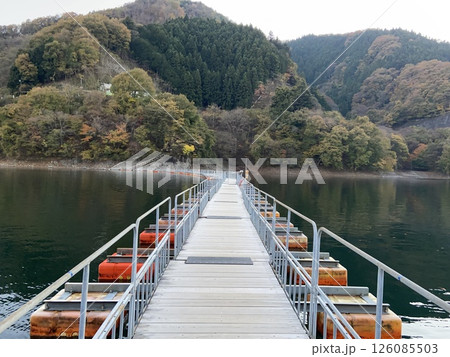 湖に架かる浮き橋の写真素材 [126085503] - PIXTA