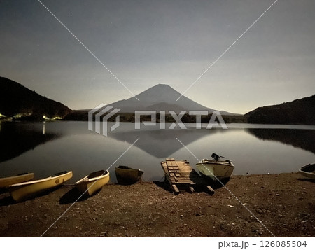 湖と富士山とボート 126085504