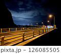 月明りに照らされる海上橋 126085505