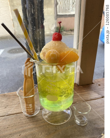ビーカーグラスに入った、アイスとフルーツが彩るクリームソーダ ビーカーグラスに入った、アイスとフルーツが彩るクリームソーダ 126085768