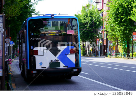 荻窪駅付近のバス停に停車する西武バス（バック） 126085849