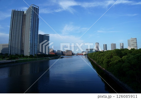 川面に高層ビル群が映る、青空が広がる都市の風景 126085911