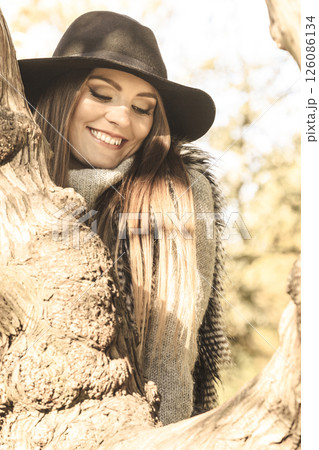 Beautiful autumnal woman in park Beautiful autumnal woman in park 126086134
