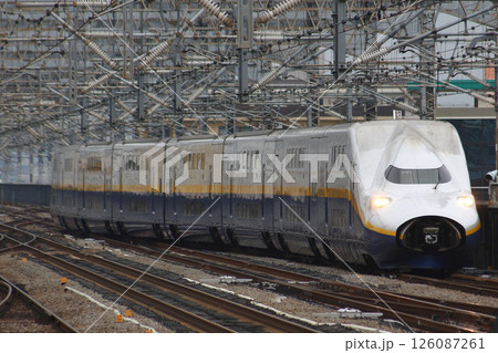 高崎駅に到着する上越新幹線E4系Maxとき号（連結作業） 126087261