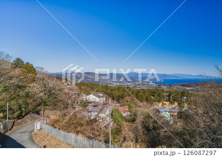 伊東市の伊豆シャボテン動物公園周辺から見た伊東市と富士山の風景(静岡県) 伊東市の伊豆シャボテン動物公園周辺から見た伊東市と富士山の風景(静岡県) 126087297