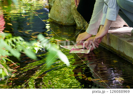 水に浸すと文字が浮き出る水占い（埼玉県秩父市、秩父神社） 126088969