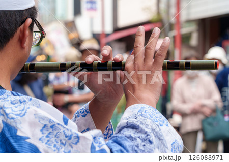 お祭りで篠笛を吹く人（日本埼玉県秩父市） 126088971