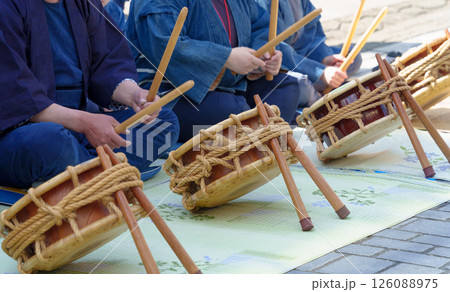 お祭りで太鼓をたたく人たち(日本埼玉県秩父市) お祭りで太鼓をたたく人たち(日本埼玉県秩父市) 126088975