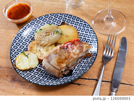 Leg of lamb served with potatoes and onions 126089001