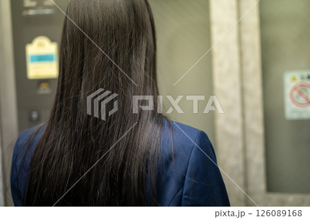 エレベーターに乗る女子高生の後ろ姿　日常　リスク 126089168