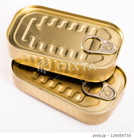 Close-up of metal bronze tin can with ring pull on white background Close-up of metal bronze tin can with ring pull on white background 126089738