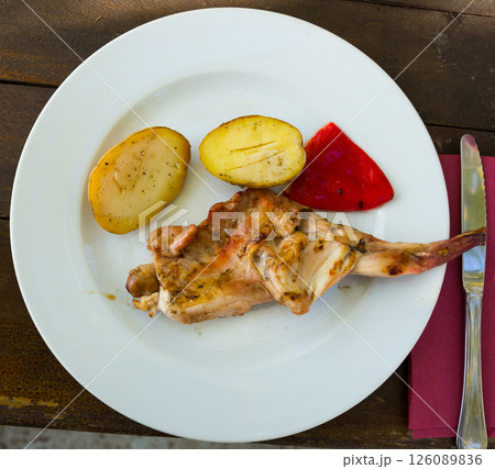 Top view of grilled rabbit thigh 126089836