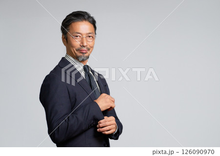 貫禄あるビジネスマンのポートレート 126090970