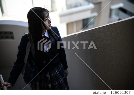 階段を上る女子高生 影のある高校生 ブレザー 減色暗め 階段を上る女子高生 影のある高校生 ブレザー 減色暗め 126091307