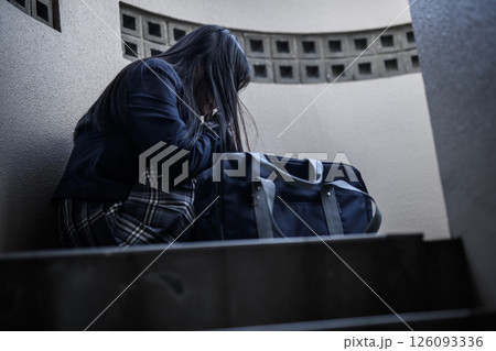 階段の踊り場でしゃがみ込む女子高生 いじめ 不登校 将来の不安 階段の踊り場でしゃがみ込む女子高生 いじめ 不登校 将来の不安 126093336