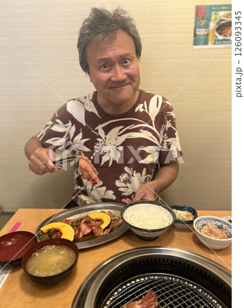 お昼の焼肉ランチの肉を焼く男性焼肉 お昼の焼肉ランチの肉を焼く男性焼肉 126093345