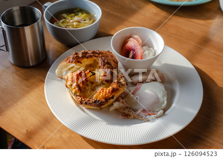 朝の日差し差し込む洋風朝食プレート 126094523