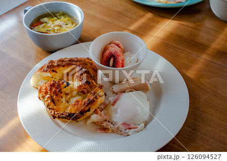 朝の日差し差し込む洋風朝食プレート 朝の日差し差し込む洋風朝食プレート 126094527