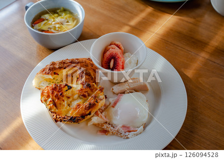 朝の日差し差し込む洋風朝食プレート 朝の日差し差し込む洋風朝食プレート 126094528
