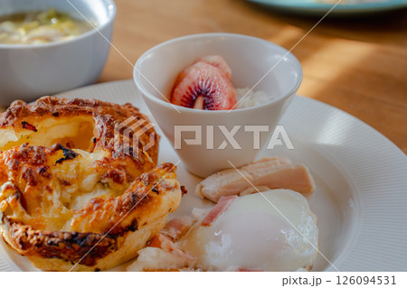 朝の日差し差し込む洋風朝食プレート 朝の日差し差し込む洋風朝食プレート 126094531