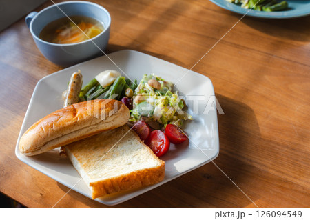 朝の光と野菜たっぷり洋朝食プレート 126094549