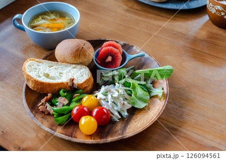 彩り野菜とパンの朝食プレート 126094561
