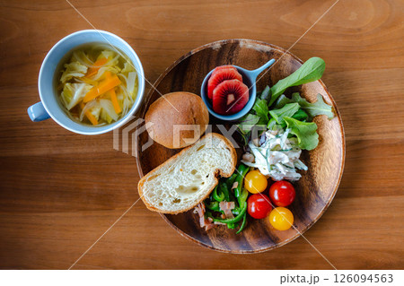 彩り野菜とパンの朝食プレート 126094563
