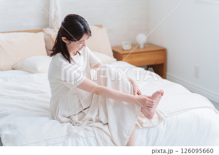足が攣る妊婦（こむら返り） 126095660