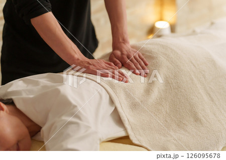 リラクゼーションスタッフと客のシニア女性 126095678