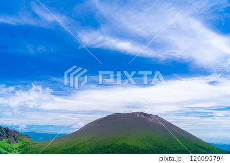 【山素材】夏のトーミの頭から見る浅間山【長野県】 126095794
