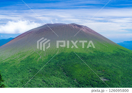 【山素材】夏のトーミの頭から見る浅間山【長野県】 126095800