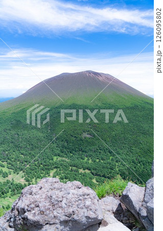【山素材】夏のトーミの頭から見る浅間山【長野県】 【山素材】夏のトーミの頭から見る浅間山【長野県】 126095802