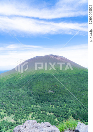 【山素材】夏のトーミの頭から見る浅間山【長野県】 126095803