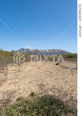 早春の那須沼ッ原湿原と裏那須連峰の山々 早春の那須沼ッ原湿原と裏那須連峰の山々 126096156