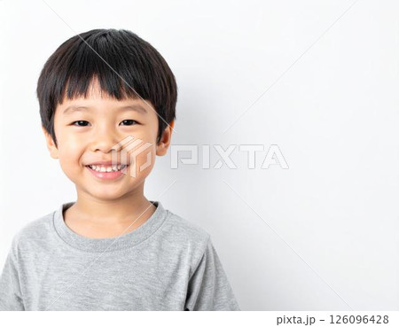 笑顔の日本人男の子・白背景 126096428