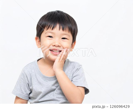 笑顔の日本人男の子・白背景 126096429