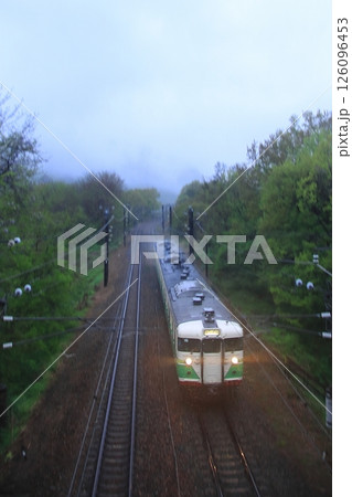 雨が滴る新緑の信濃路を走るしなの鉄道115系電車(初代信州色)_2025/5/2撮影 126096453