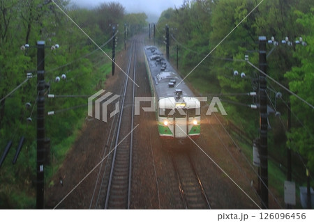 雨が滴る新緑の信濃路を走るしなの鉄道115系電車(初代信州色)_2025/5/2撮影 126096456