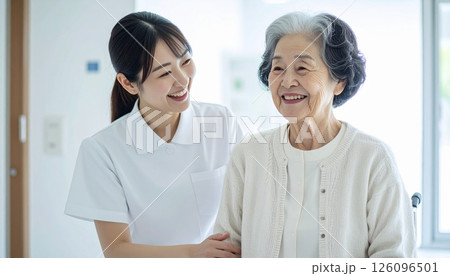 介護士に優しく支えられる高齢女性 介護士に優しく支えられる高齢女性 126096501