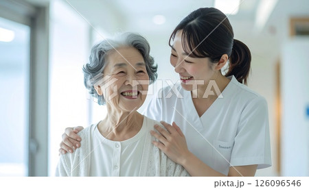 介護士に優しく支えられる高齢女性 126096546