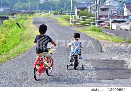 自転車に乗る男の子、兄弟 126096644