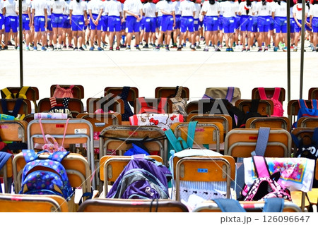 運動会、一列に並んだ椅子 126096647