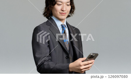 スマホを見ている若手ビジネスマン スマホを見ている若手ビジネスマン 126097080