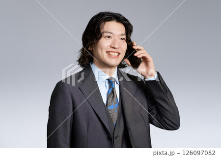 電話をかける若いビジネスマン 126097082