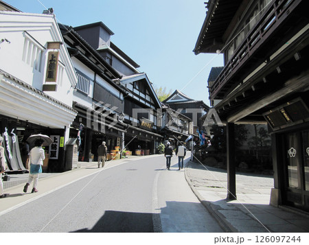 成田山表参道：観光客がいるレトロな町並み／千葉県成田市 126097244
